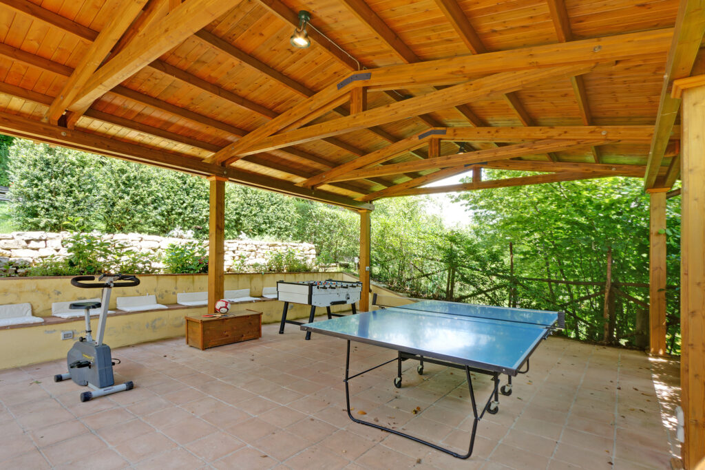 Area giochi con ping pong e biliardino borgo acquaiura